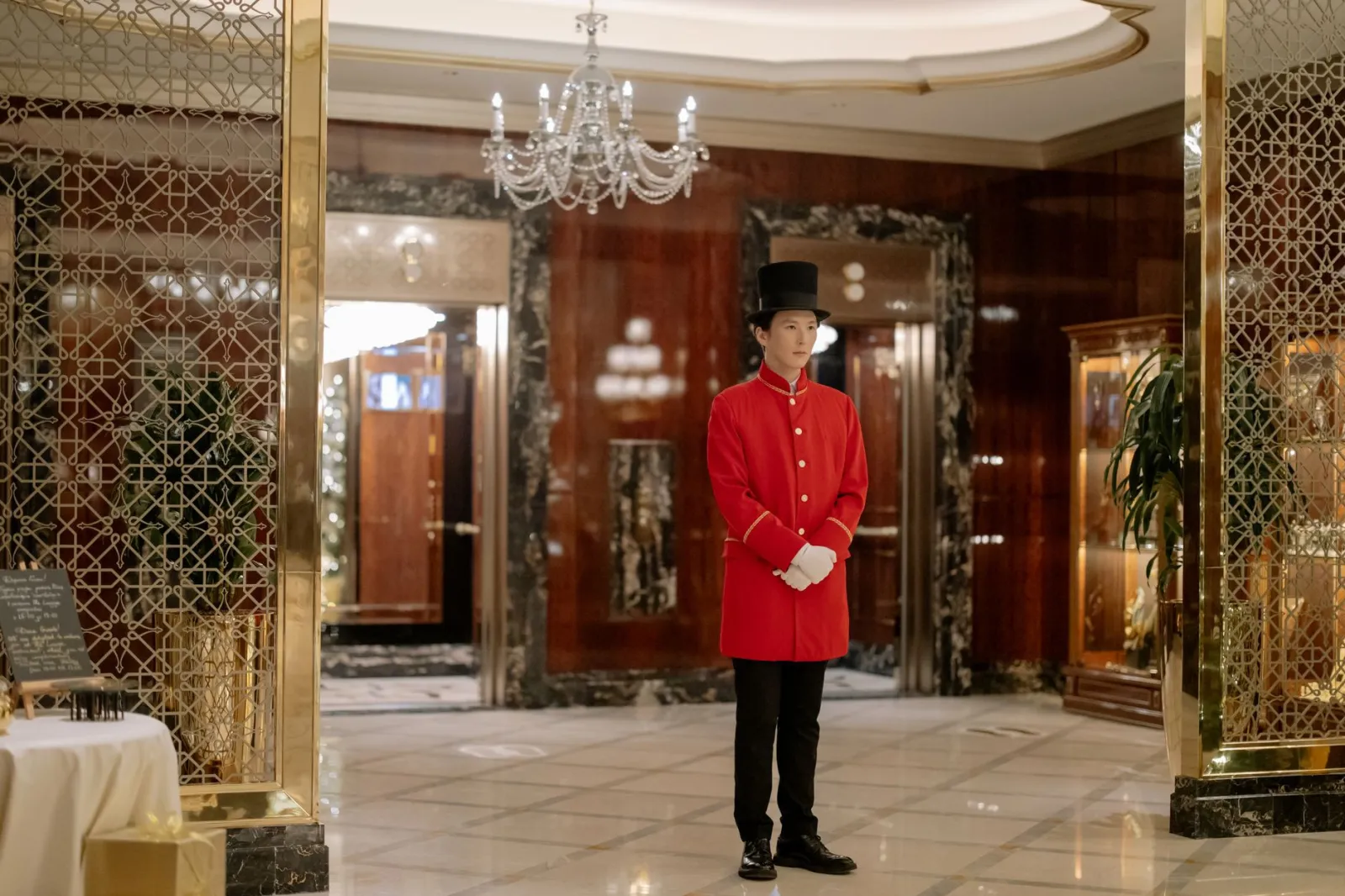 Recepcja luksusowego apartamentowca z conciergem w eleganckim lobby