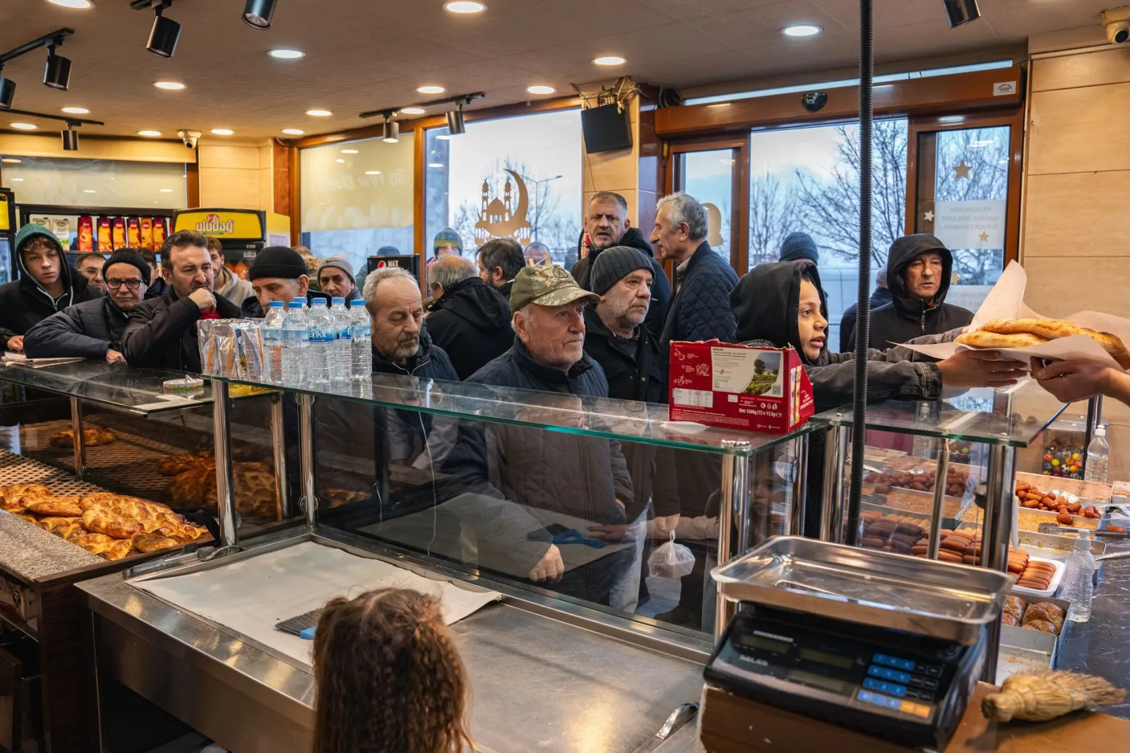 Kolejka klientów przed lokalną cukiernią rano