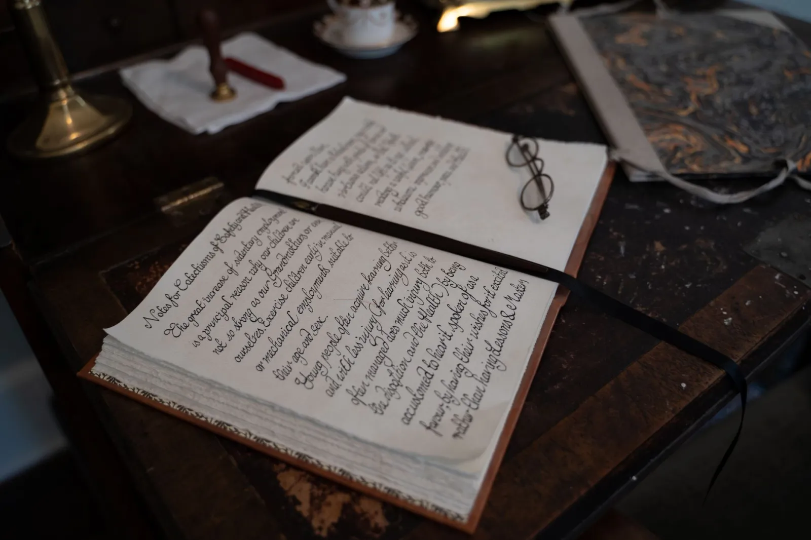 Stos starych tomów poezji i rękopisów na drewnianym stole