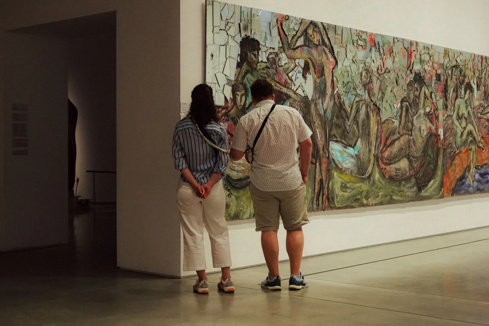 Zwiedzający oglądający wystawę w galerii sztuki